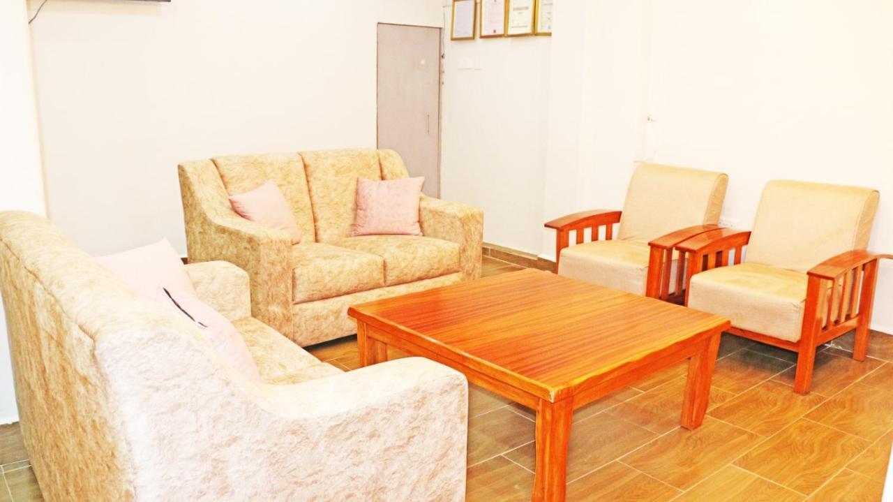 Royal Prince Hotel, Meru Buitenkant foto